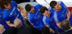 händeschütteln mit platini: knirps schleicht sich  zur pokalübergabe